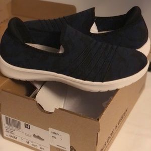 NIB, Women’s Cloud Stepper shoes by Clark’s, Navy Blue Camo, size 7.
